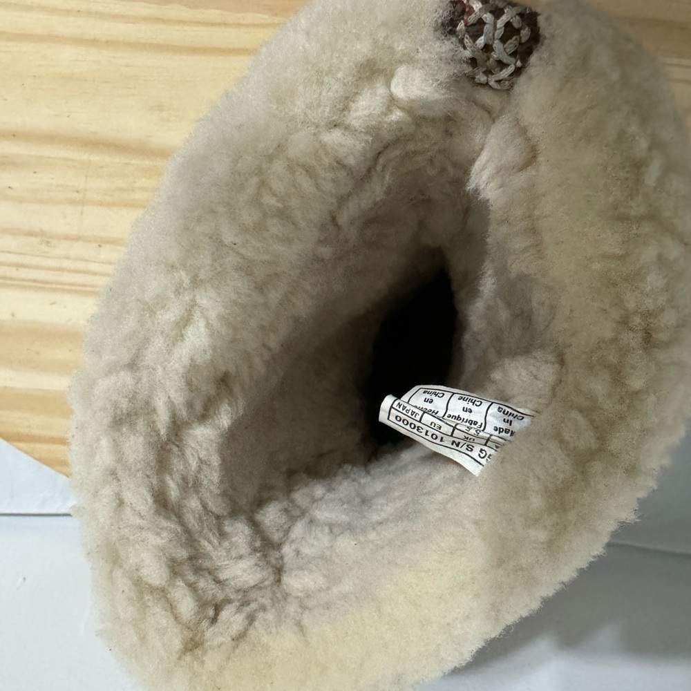 UGG - Picture 10 of 10